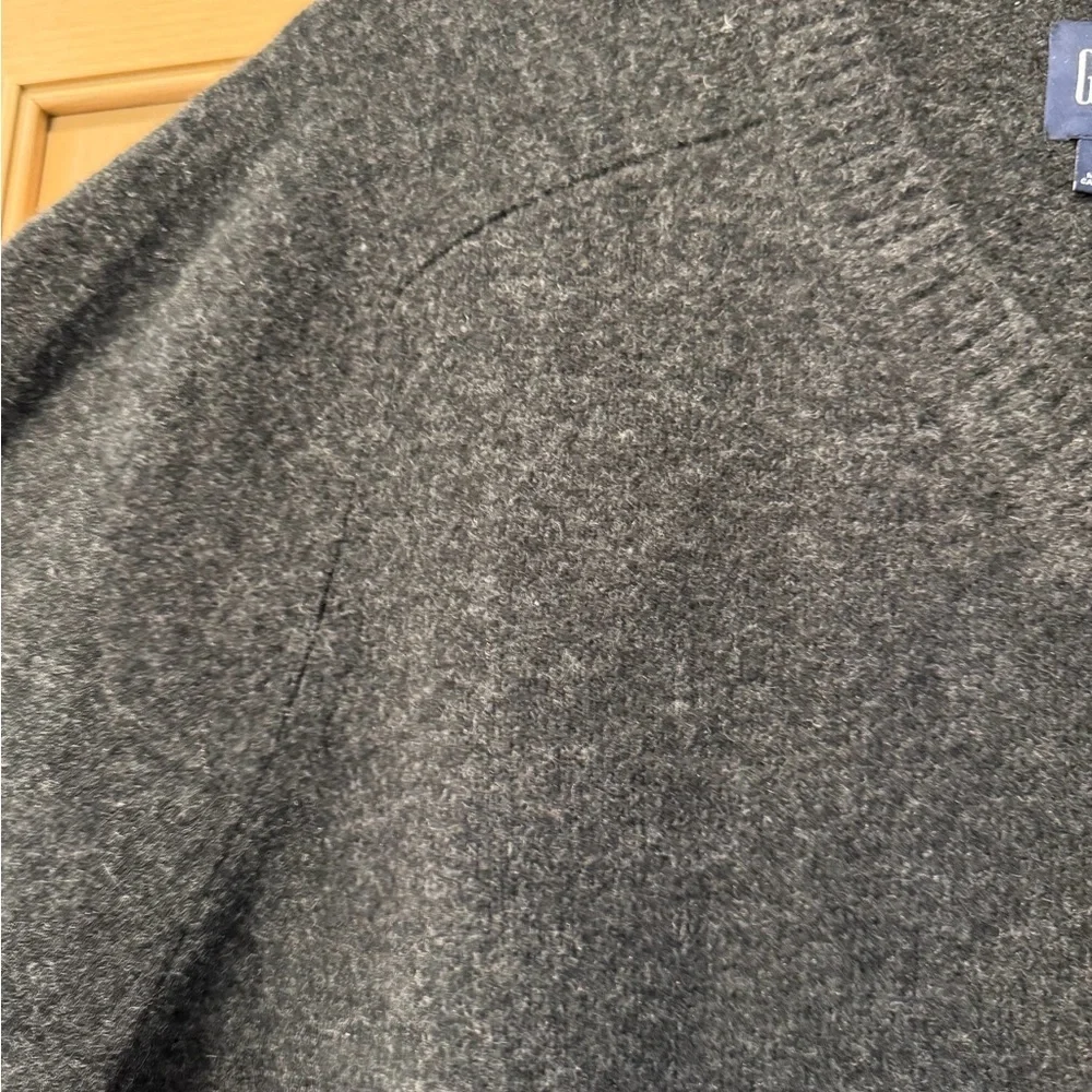 GAP Men's Recycled V-Neck Charcoal Heather Wool-Blend Sweater Fall 2022 / LG